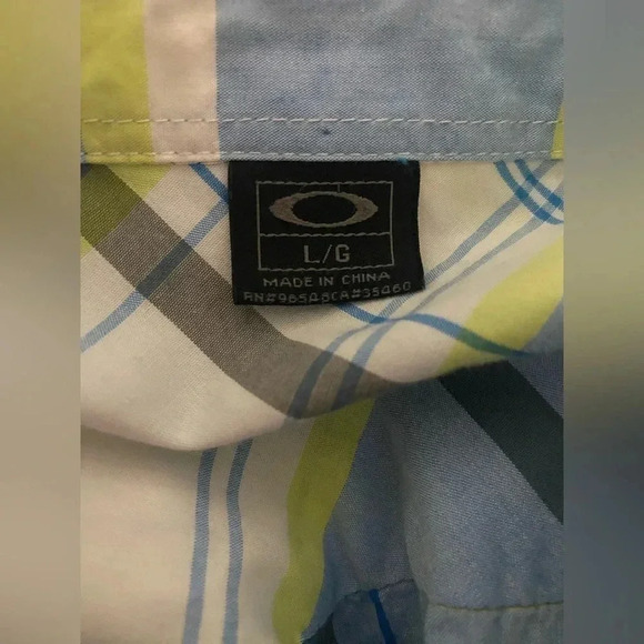 Oakley Blue Plaid Short Sleeve Button Down Shirt. Size Large - Picture 7 of 7